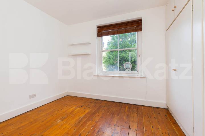 located on this popular cluster of roads in Highgate minutes to tube Milton Road, Highgate